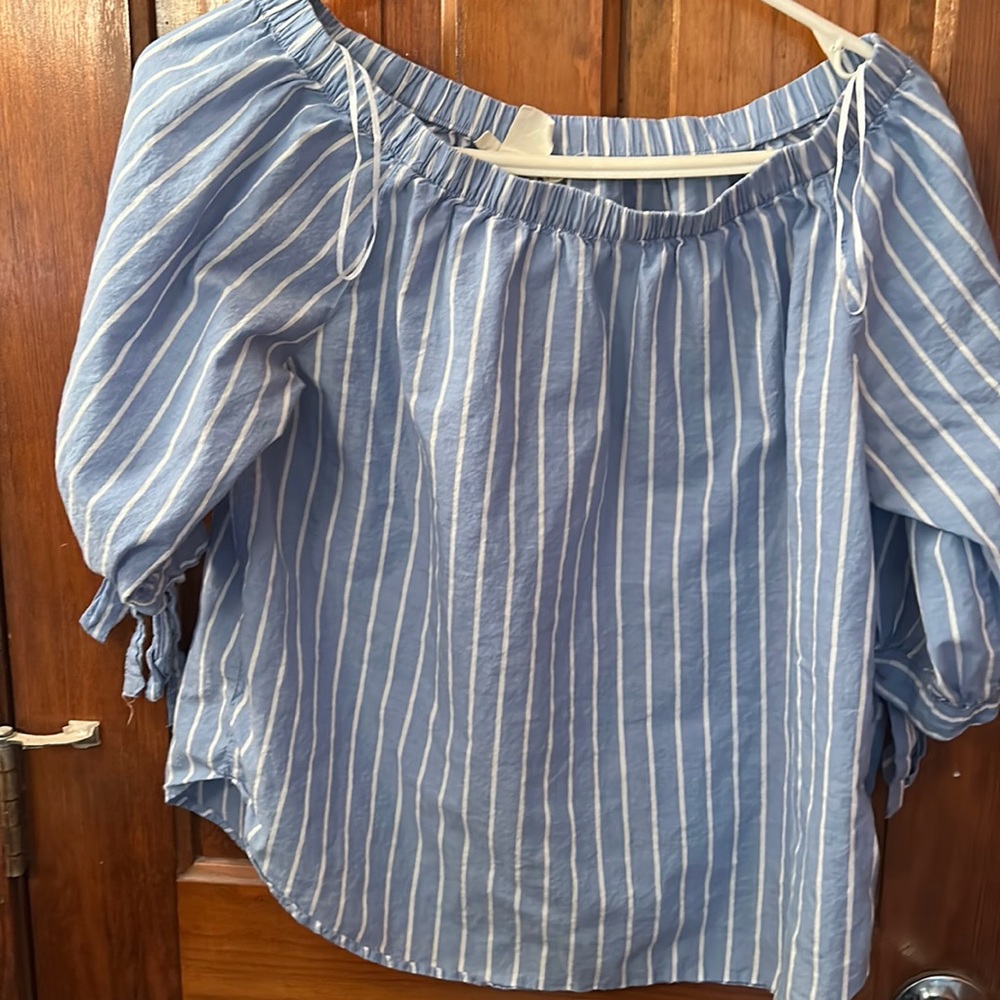 Adorable blue and white pinstripe off the shoulder 3\4 length sleeves